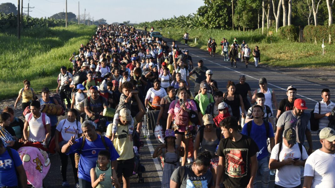 Hundreds of migrants leave Mexico in new caravan headed for US border…