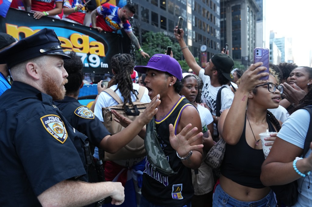 Cops shut down NYC Dominican Day Parade as unruly crowd swarms 6th Ave. and teen slashes 65 year-old: sources