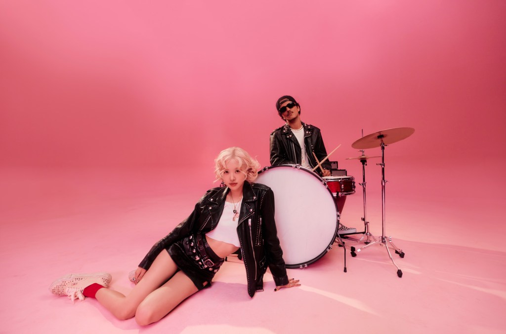 bruno-mars-roses-apt-music-video-joins-youtubes-billion-views-club.jpg Bruno Mars & ROSÉ’s ‘APT.’ Music Video Joins YouTube’s Billion Views Club